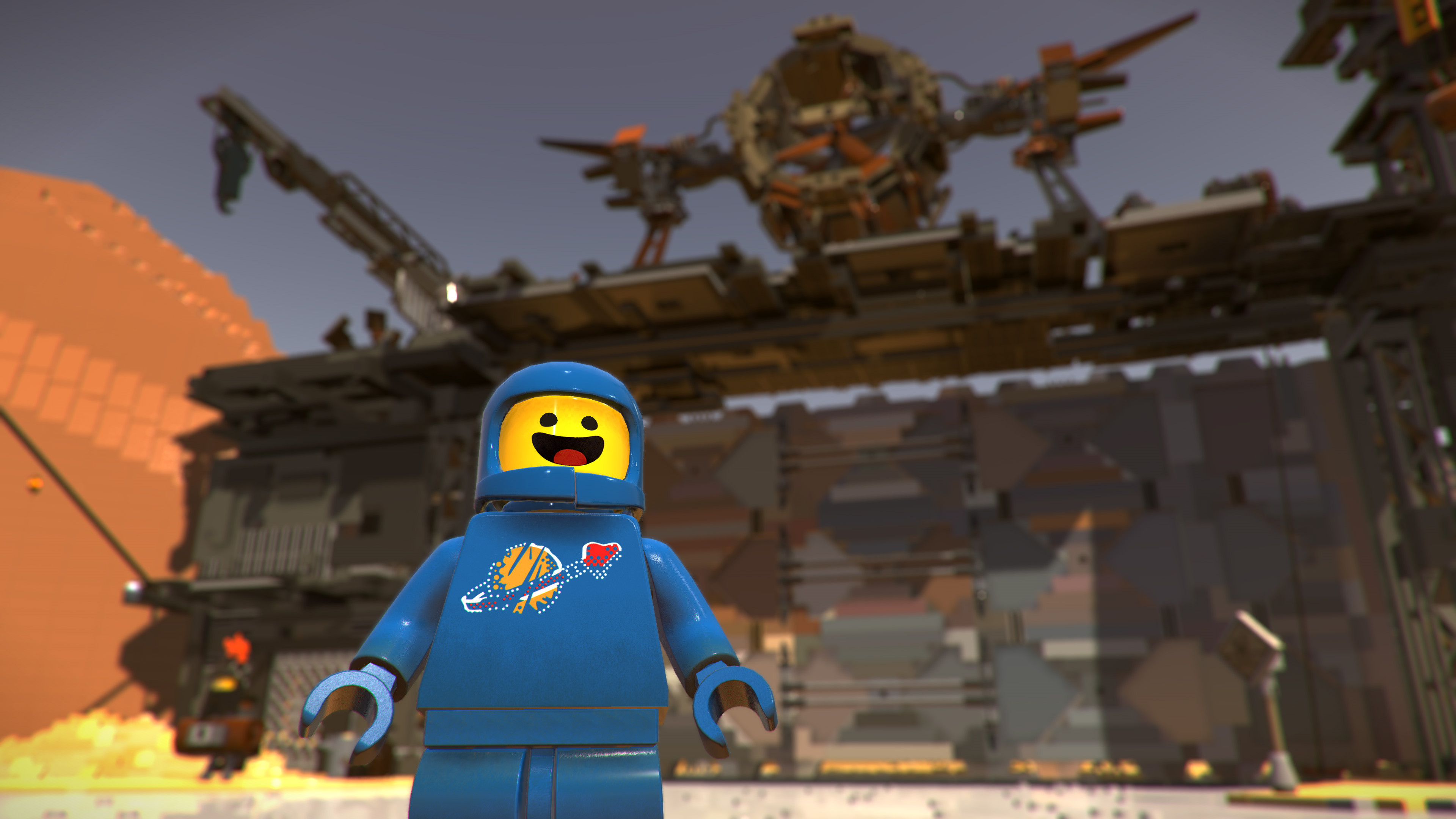 Un astronauta Lego sorride di fronte a una struttura Lego e un paesaggio desertico.