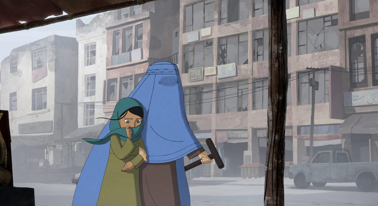 Eine animierte Szene zeigt eine Frau in einer blauen Burka und ein Mädchen in einem grünen Kleid, das in einer Stadt geht.
