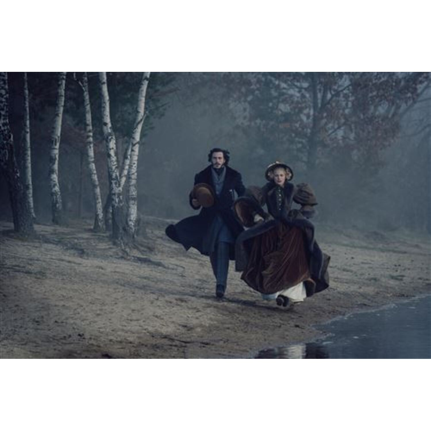 Un couple court dans une forêt brumeuse. Homme en manteau, femme en robe, près d'un lac.