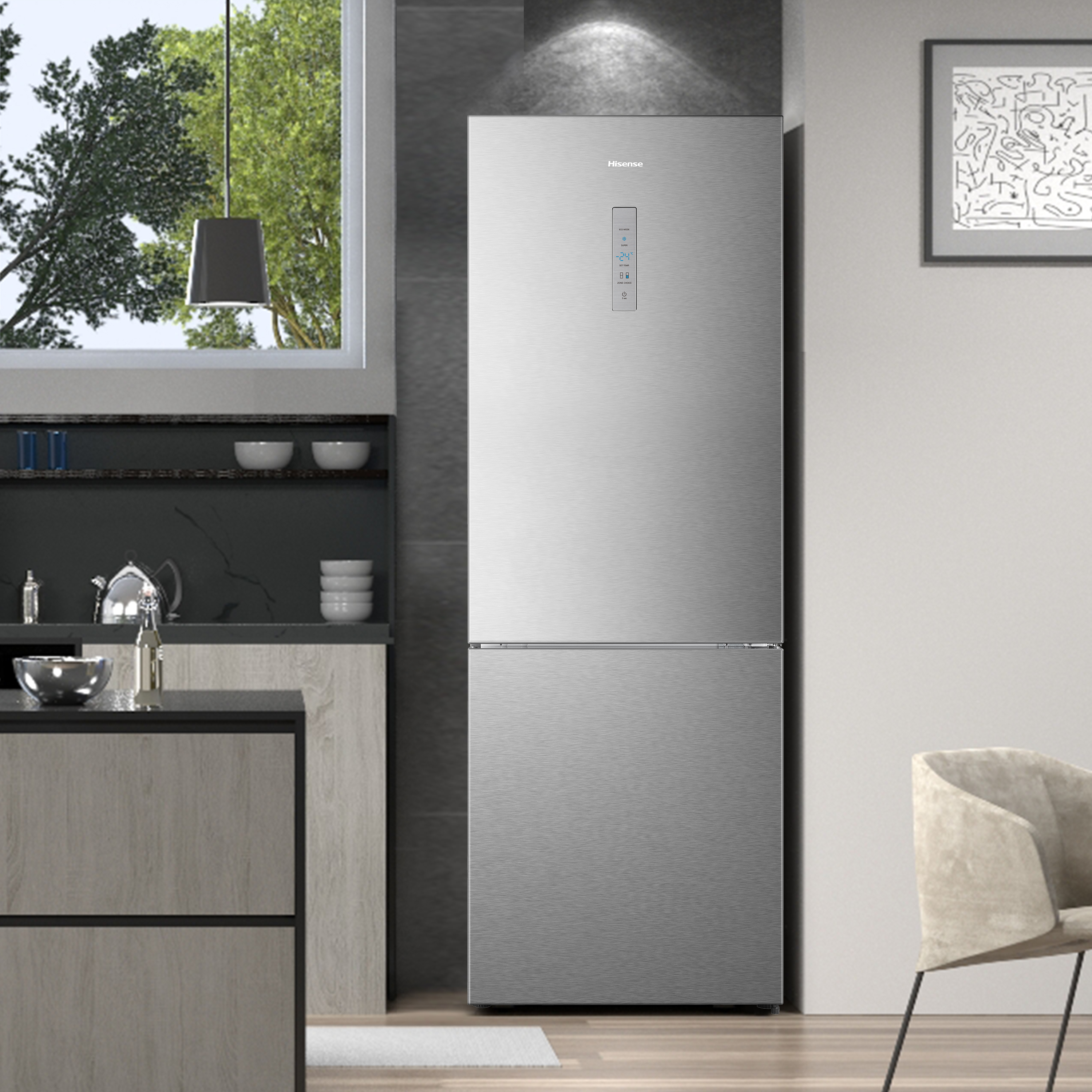 Un refrigerador Hisense en un entorno de cocina, con ventana y gabinetes modernos.