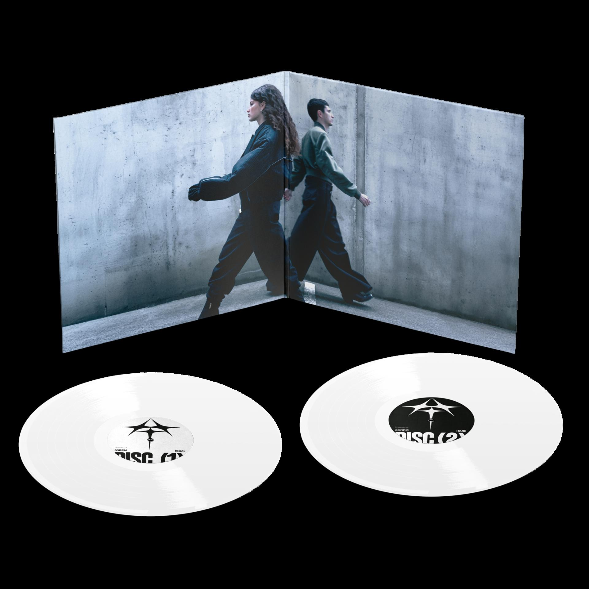 Geöffnetes Albumcover mit weißen Vinyls und zwei Personen, die gehen. Der Hintergrund ist eine Betonwand.