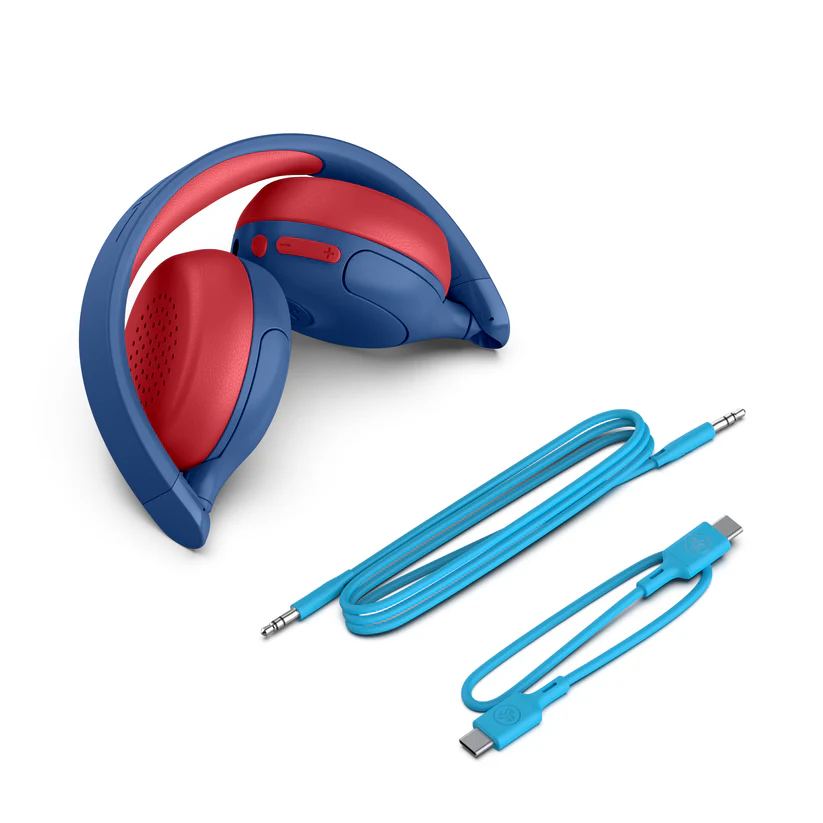 Gefaltete blaue und rote Kopfhörer, blaues Kabel und ein kleineres blaues Kabel auf weißem Grund.