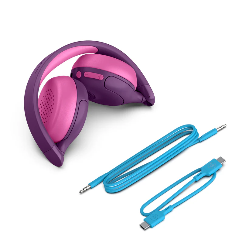 Gefaltete lila und rosa Kopfhörer, blaues Kabel und kleineres blaues Kabel auf weißem Grund.