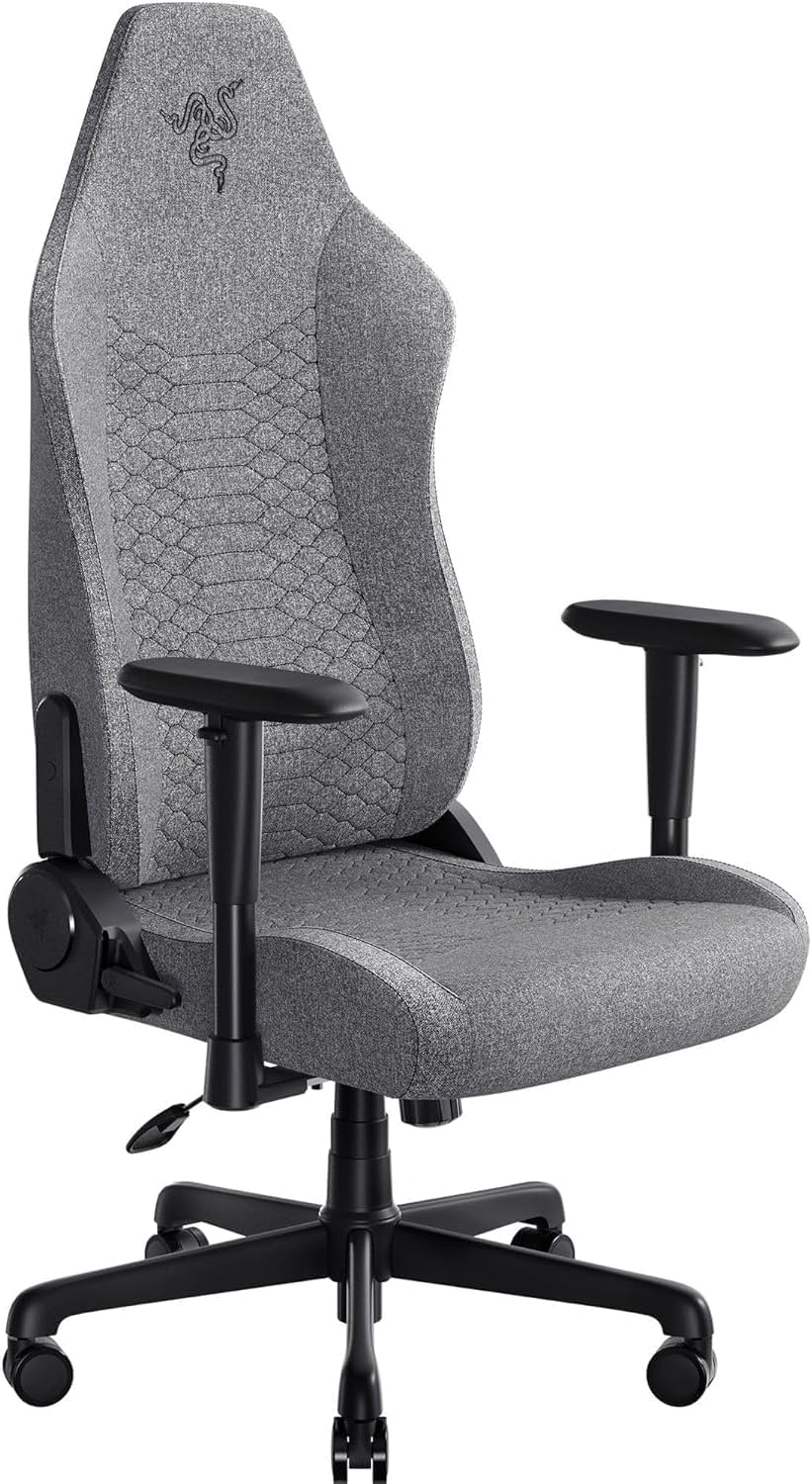 Una silla gamer gris. Tiene respaldo alto, reposabrazos y base negra con ruedas.