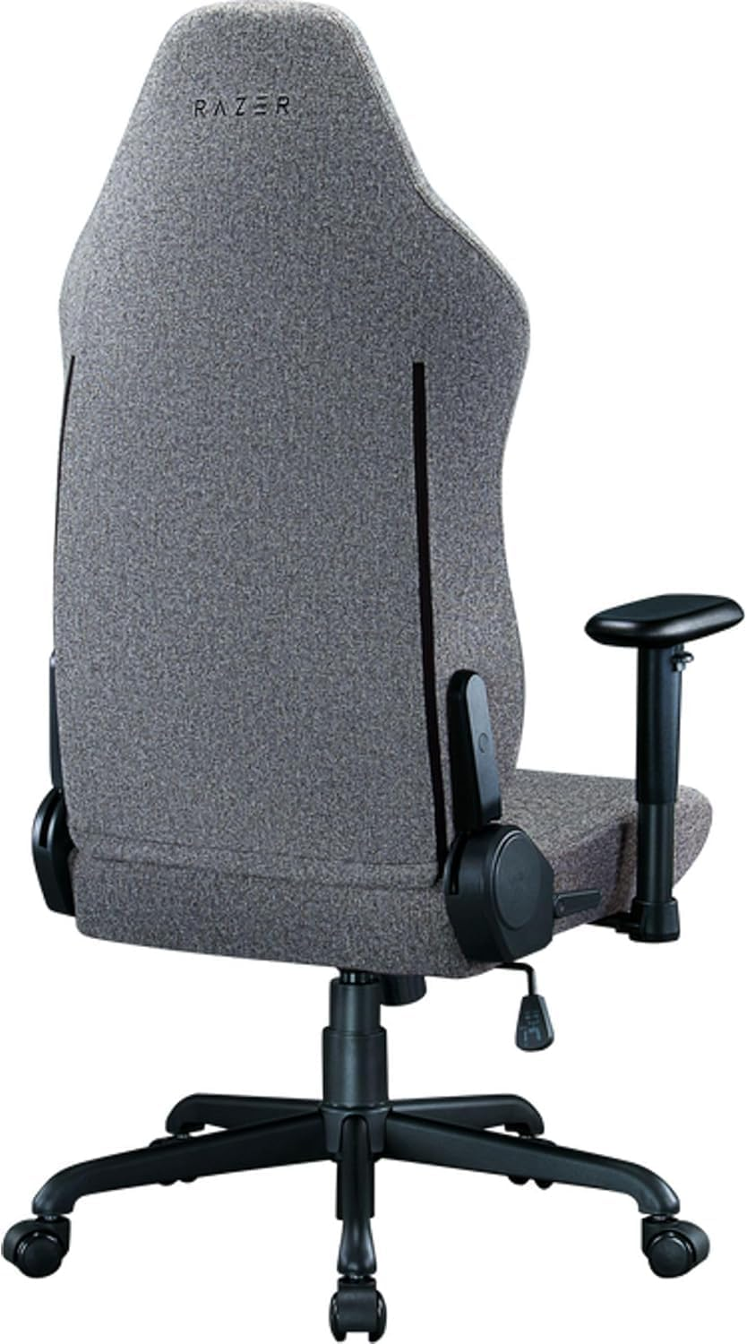 La parte trasera de una silla gamer gris. Tiene un respaldo alto con el logo de Razer arriba.