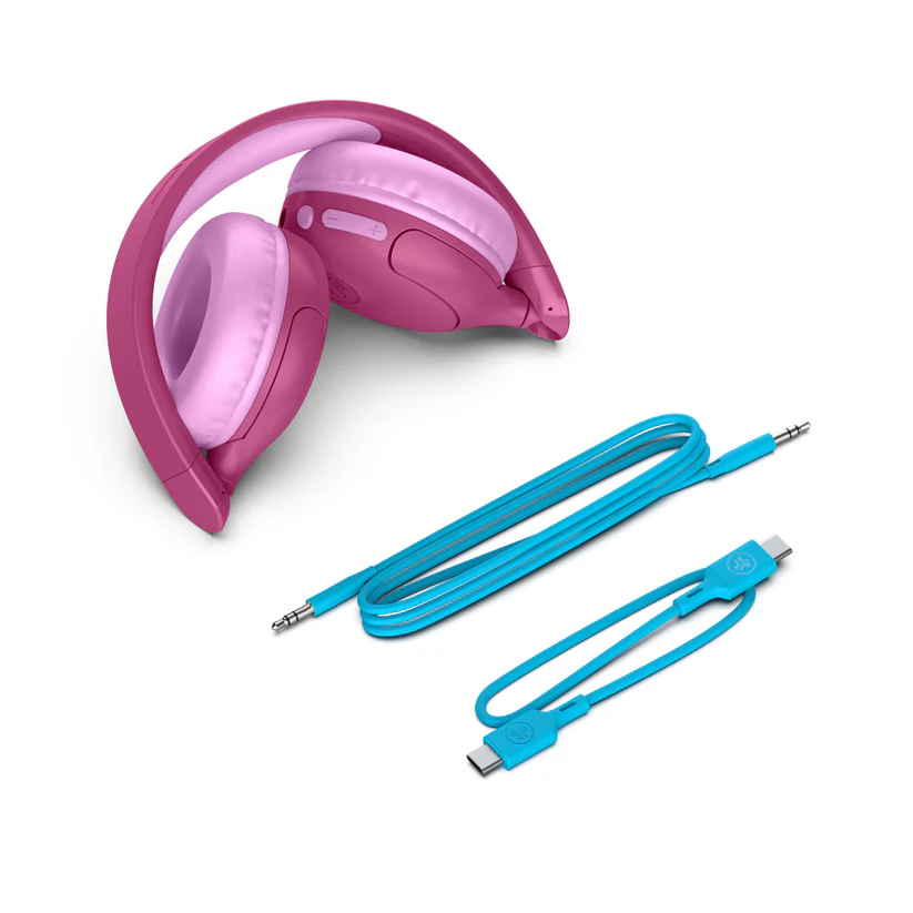 Gefaltete rosa und blaue Kopfhörer mit blauen Kabeln und Steckern auf Weiß.