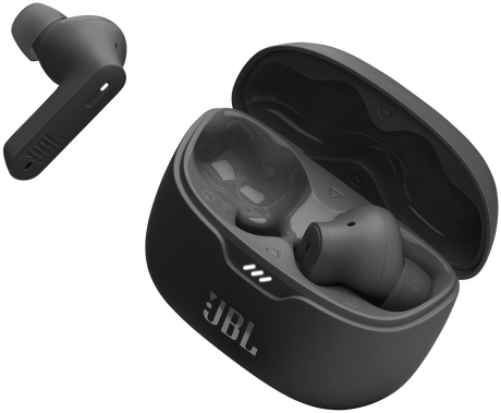 Fekete JBL fülhallgatók nyitott tokban. Egy fülhallgató külön. JBL logó a tokon és a fülhallgatókon.
