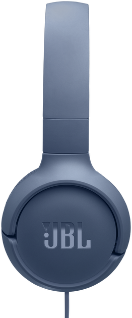 Kék JBL fülhallgató fülkagylójának közeli képe. Látható a JBL logó.