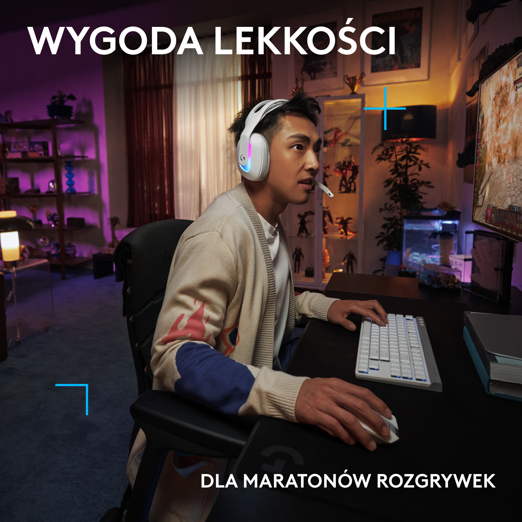 Mężczyzna w białych słuchawkach gra przy biurku. Na ekranie widać grę.