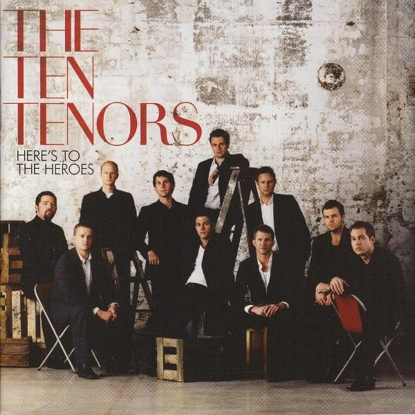 Zehn Männer in Anzügen posieren auf einem Cover mit dem Titel 'The Ten Tenors', mit einer Ziegelmauer.