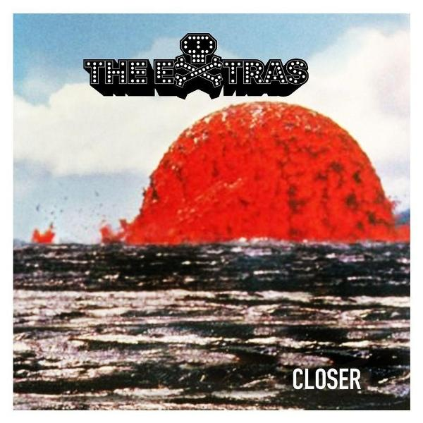 Albumcover mit Lava und blauem Himmel, mit dem Titel 'Closer' von 'The Extras'.