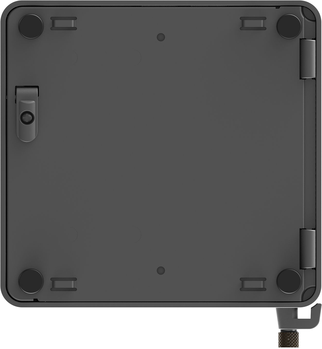 Unteransicht des schwarzen ASUS NUC Mini-PCs. Zeigt Füße, Schrauben und einen Anschluss.