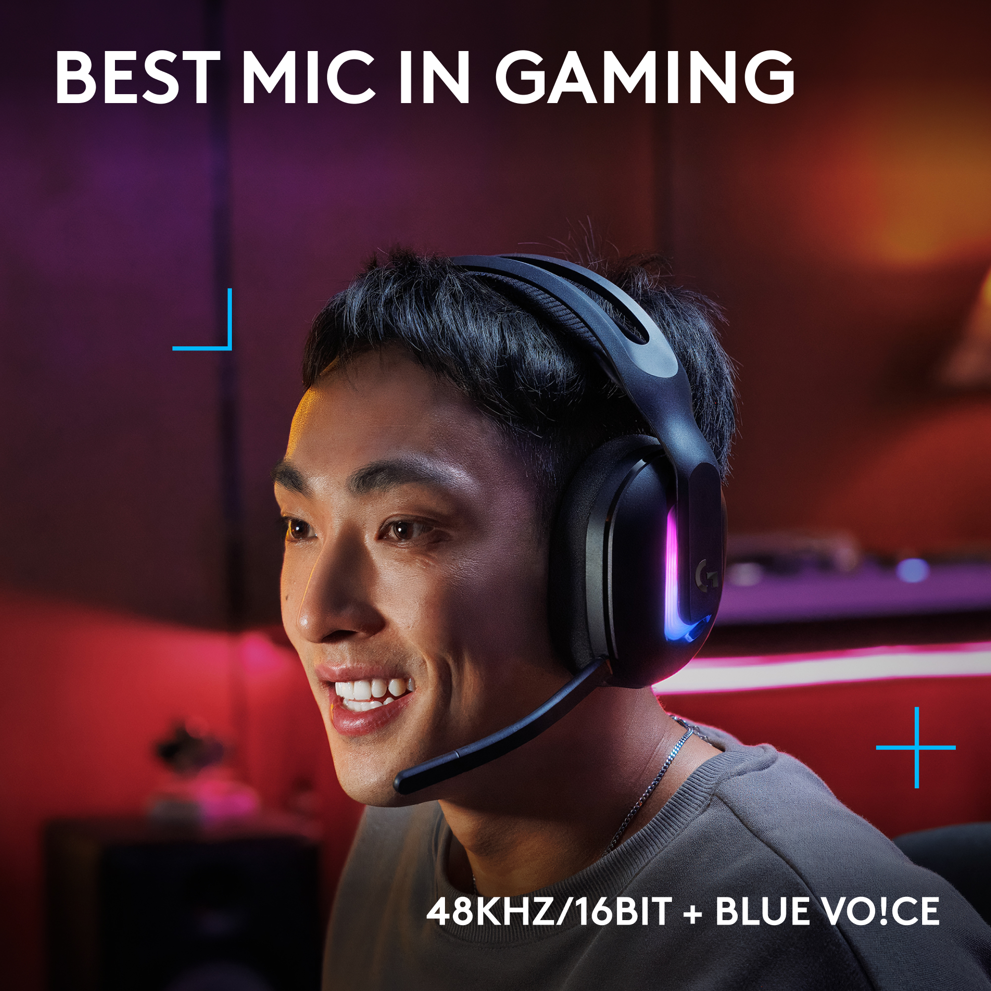 Un uomo con cuffie da gaming nere con illuminazione rosa e blu. Testo: BEST MIC IN GAMING.