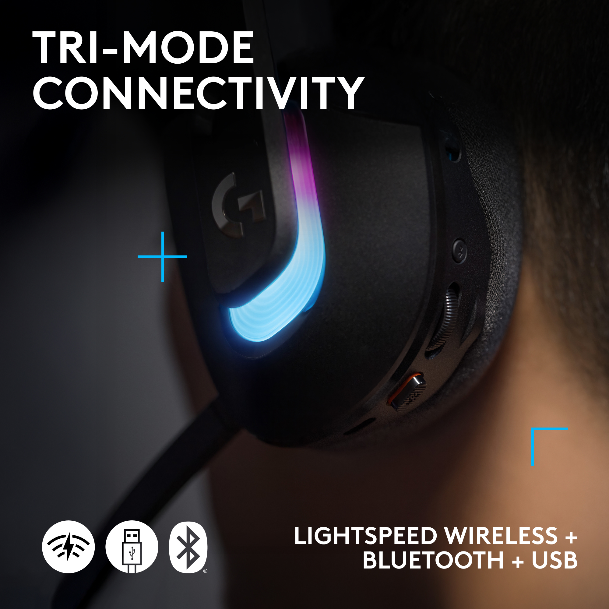 Cuffie nere con luci blu e rosa sulla testa di una persona. Testo: Connettività tri-modalità, Lightspeed Wireless, Bluetooth, USB.
