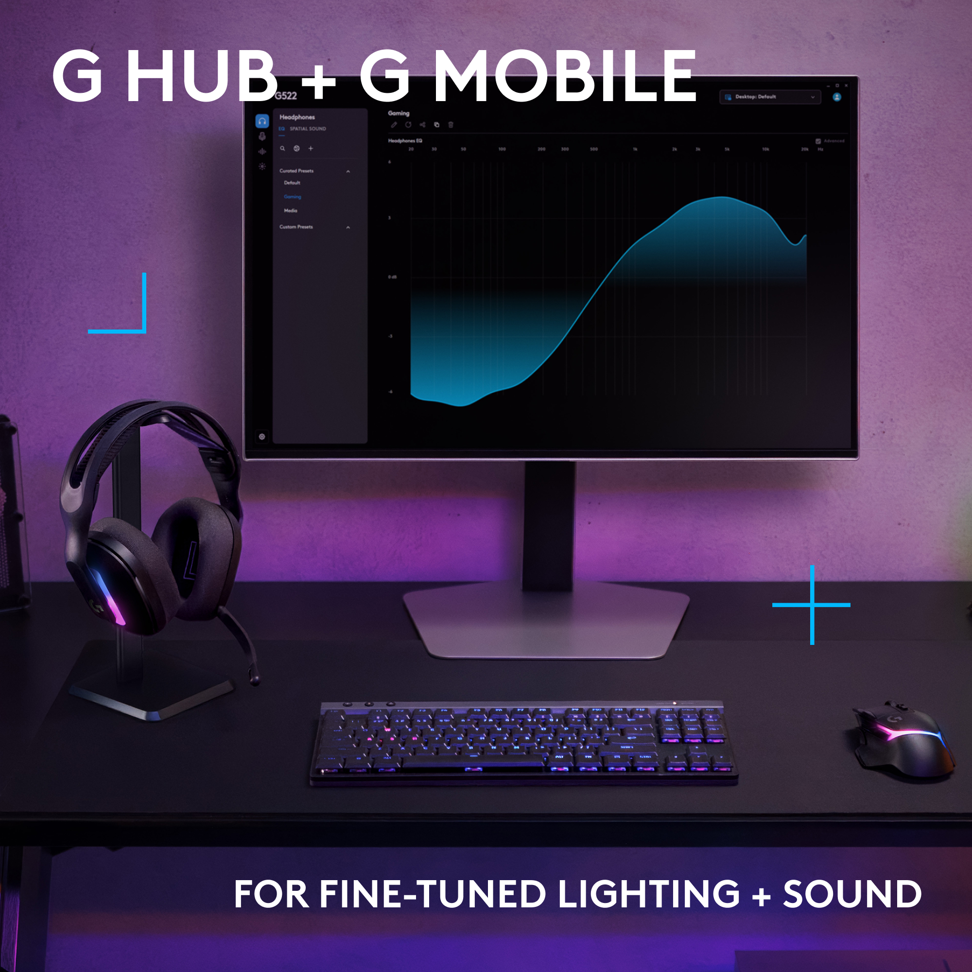 Cuffie su un supporto, tastiera e mouse su una scrivania con un monitor che mostra un grafico del suono. Testo: G Hub + G Mobile.