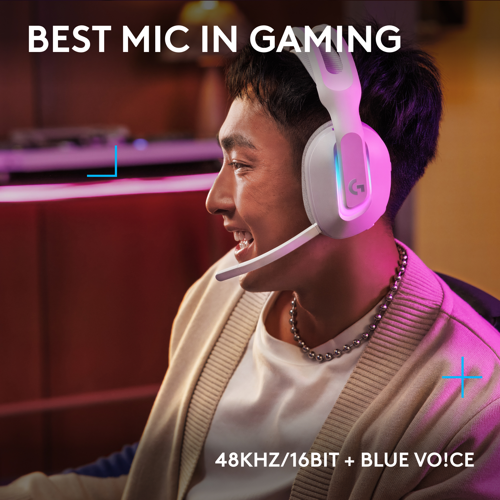 Uomo con cuffie bianche sorridente. Testo: Miglior microfono nel gaming, 48KHz/16bit + Blue Voice.