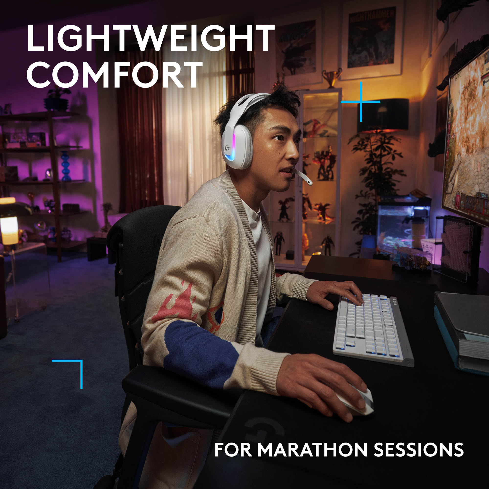 Uomo che usa cuffie bianche alla scrivania. Testo: Comfort leggero, Per sessioni maratona.