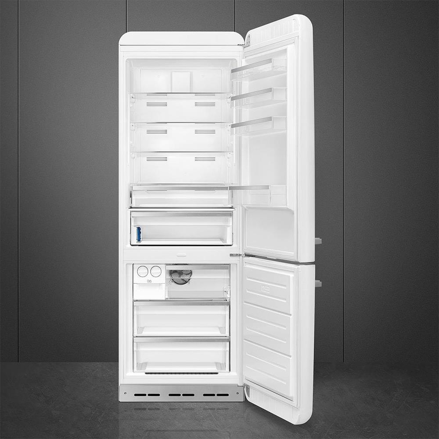 Interno di un frigorifero Smeg bianco con ripiani, cassetti e scomparti trasparenti.