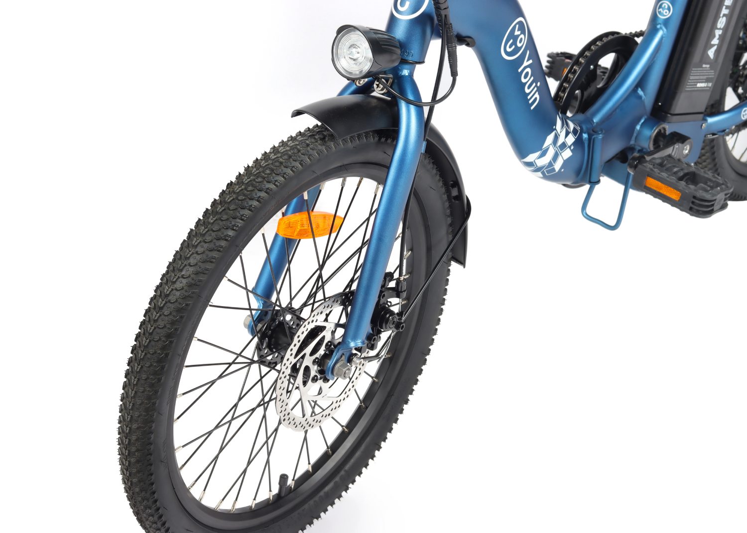 Primer plano de la rueda delantera de una bicicleta eléctrica azul. La rueda tiene un neumático negro.