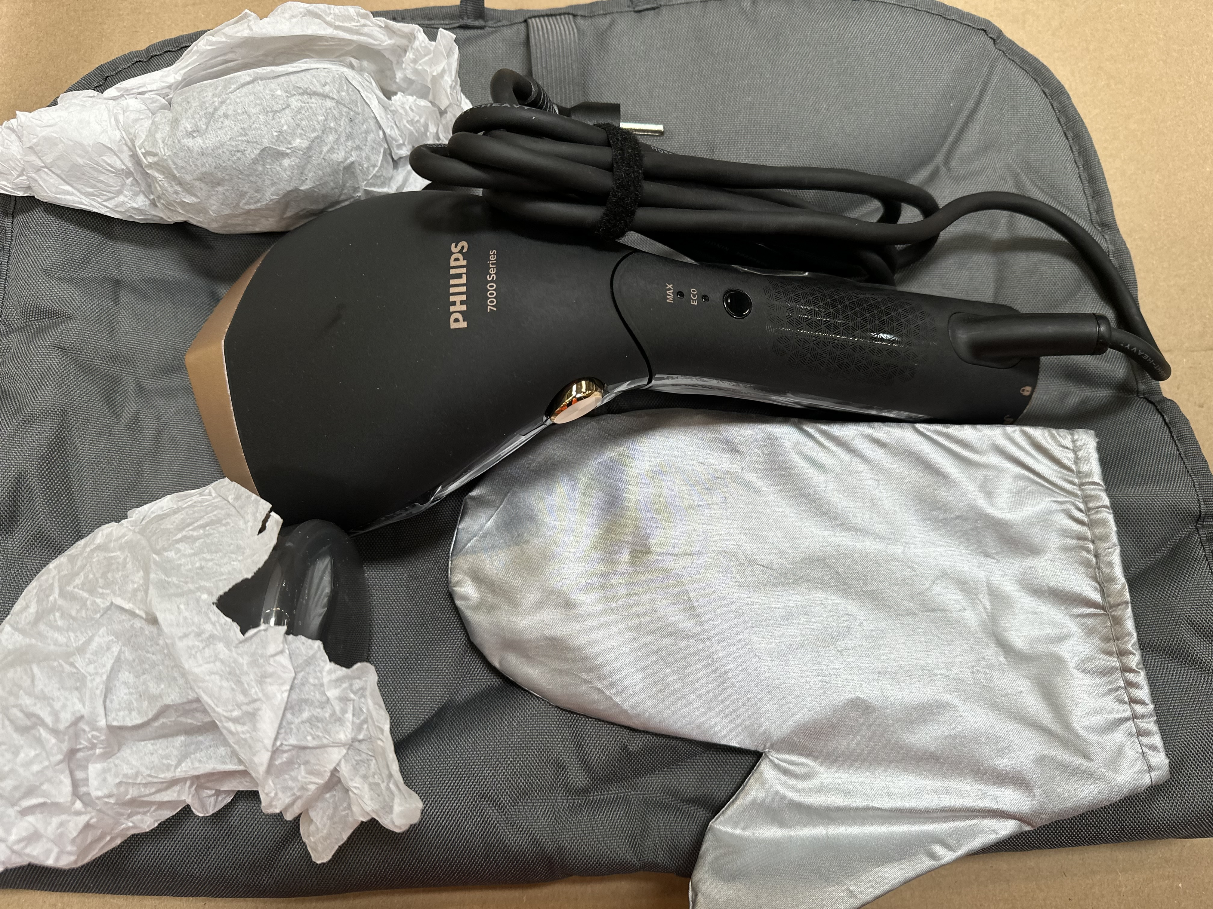 Parownica Philips z akcesoriami na powierzchni.