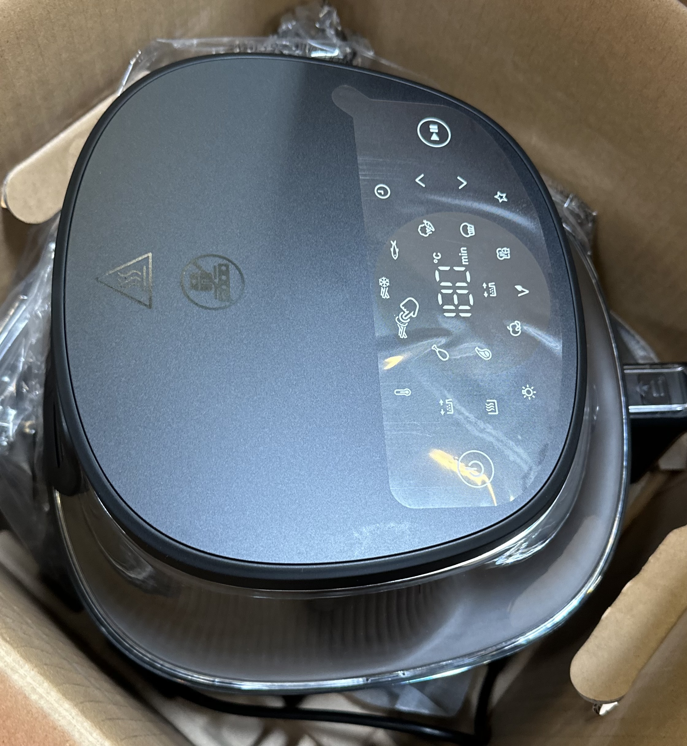 Zbliżenie Philips Airfryer. Ekran wyświetla ustawienia. Frytkownica jest czarna.