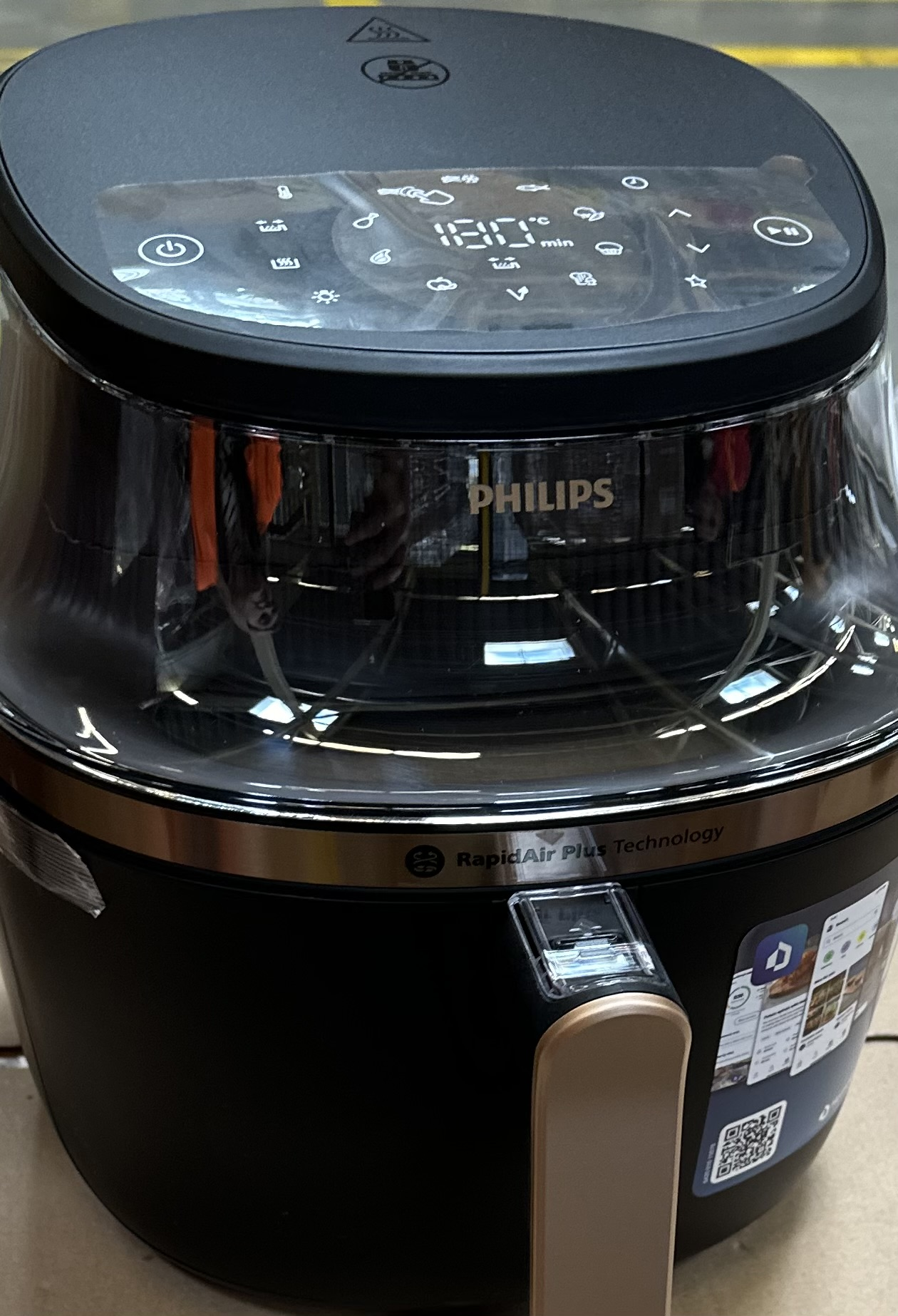 Zbliżenie Philips Airfryer. Ekran wyświetla ustawienia. Frytkownica jest czarna.