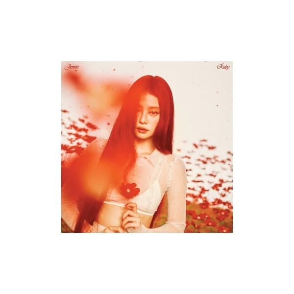 Albumcover mit Jennie, die eine rote Blume hält, umgeben von roten Blumen vor einem hellen Hintergrund.