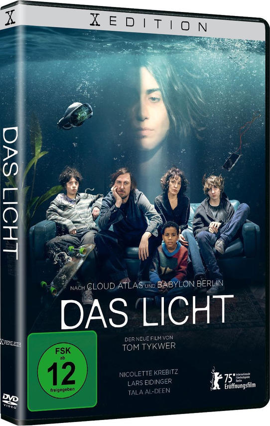 Filmplakat: Gruppe von Menschen unter Wasser mit einem Frauengesicht darüber. Der Titel lautet 'Das Licht'.