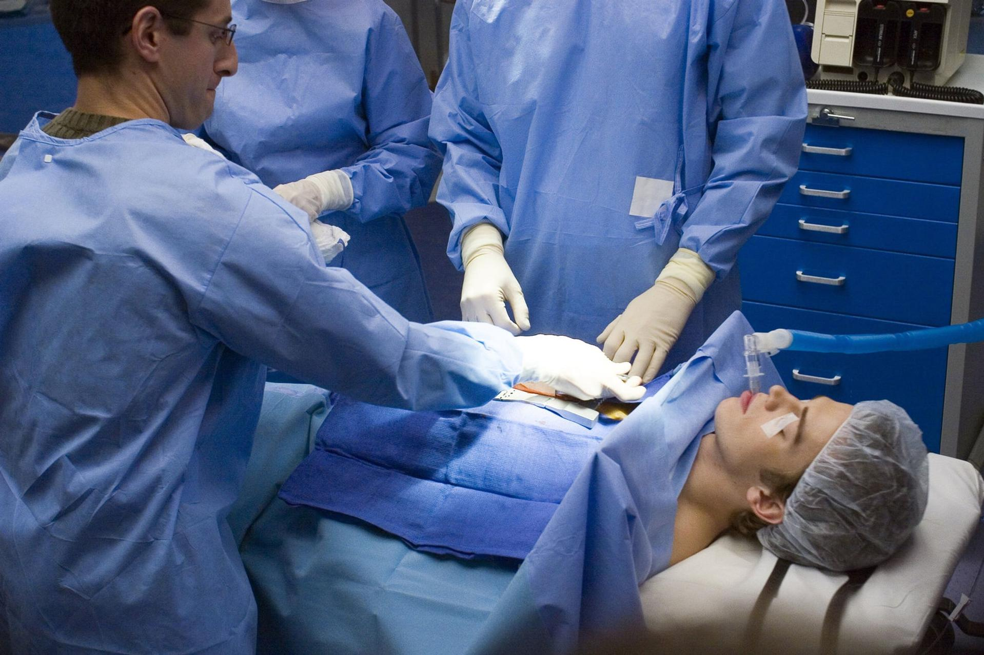 Chirurgen operieren liegenden Patienten, im Operationssaal.