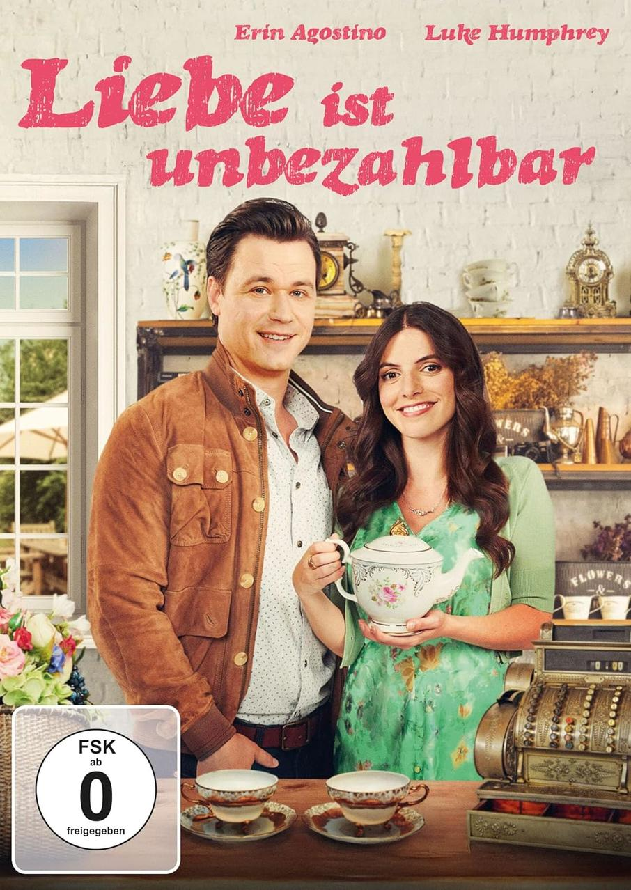 Paar lächelt, posiert vor einem Geschäft, auf einem Filmcover.