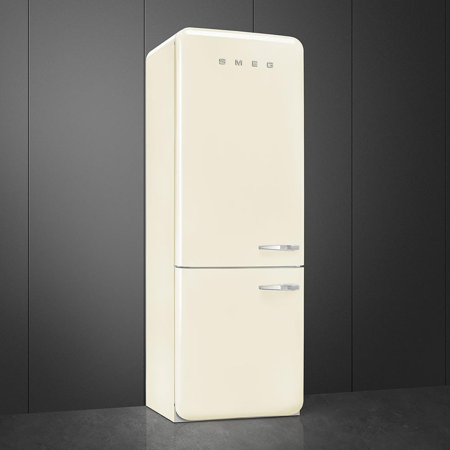 Un frigorifero SMEG color crema. È alto e ha una sezione congelatore. Lo sfondo è grigio.