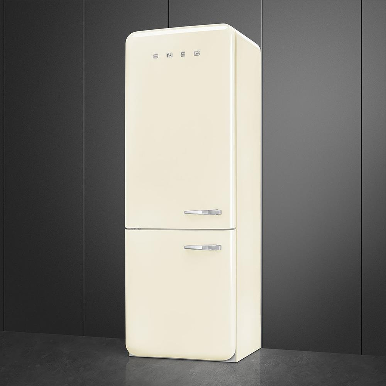 Frigorifero SMEG color crema. Due porte con maniglie argentate. Sfondo scuro.
