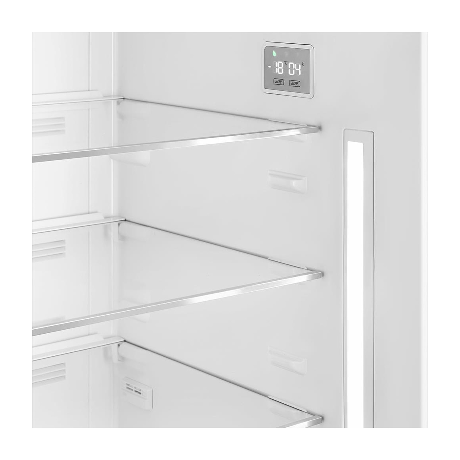 Interno di un frigorifero bianco. Scaffali, display con temperatura.