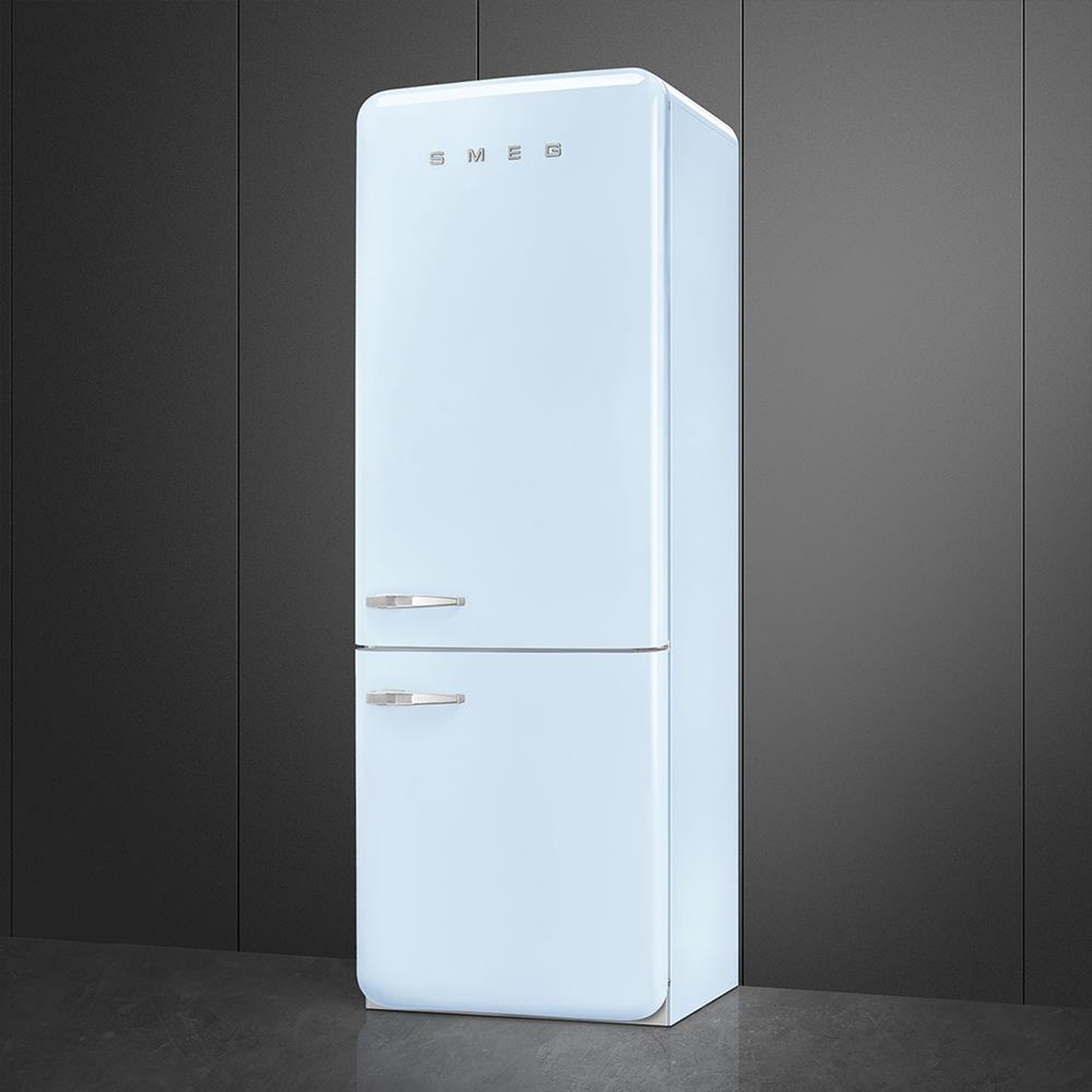 Frigorifero Smeg azzurro chiaro. Ha due porte, maniglie argentate e il logo Smeg in alto.