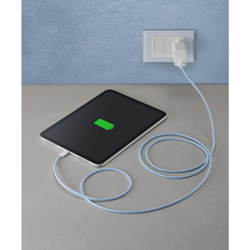 Tablet wird mit einem blauen Kabel an einer Steckdose aufgeladen. Grünes Akkusymbol.