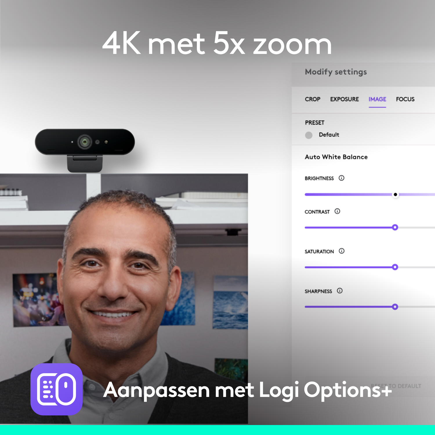 Een persoon lacht en past webcaminstellingen aan. Een webcam wordt bovenaan getoond.