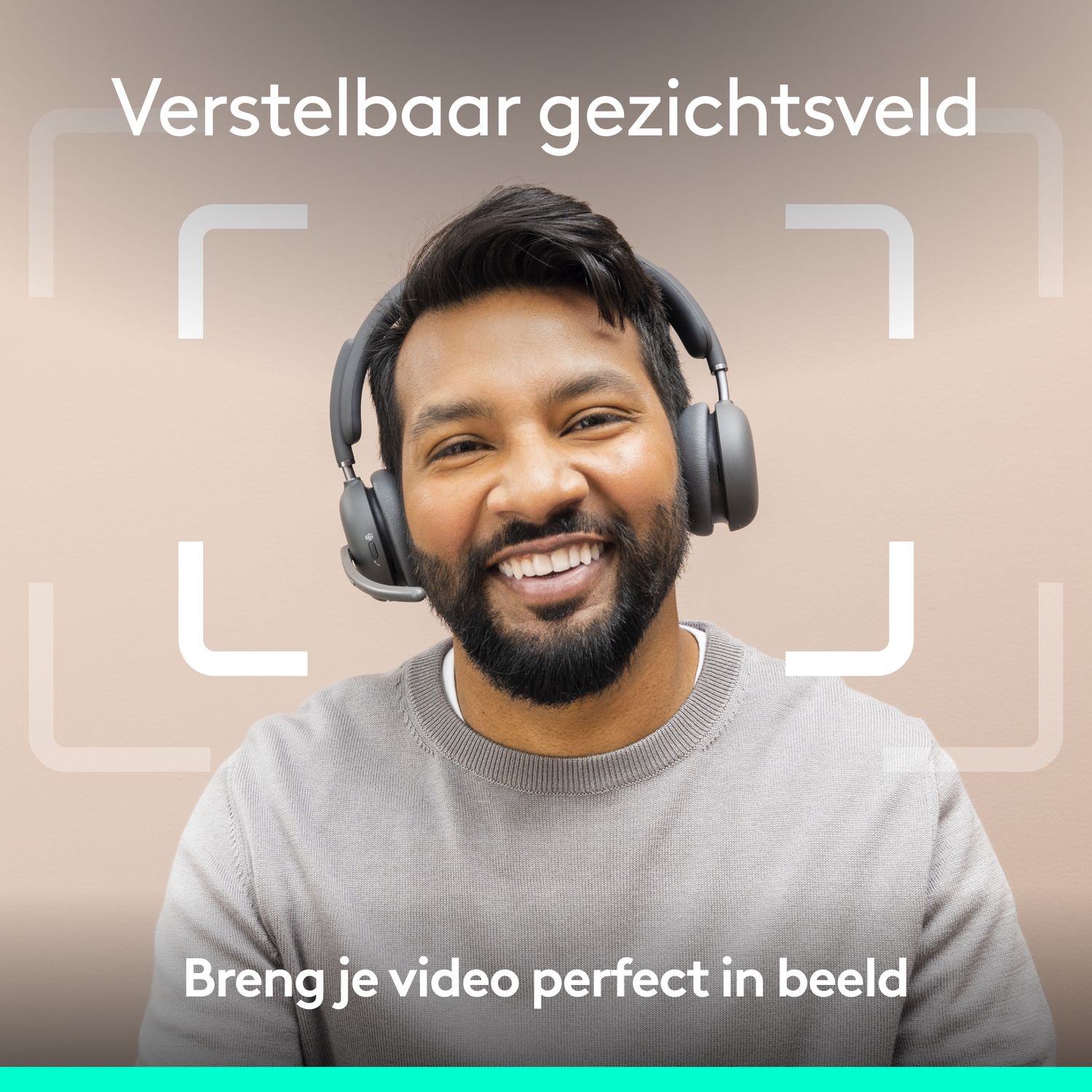 Een lachende man met een koptelefoon, met een afbeelding die een videokader toont.