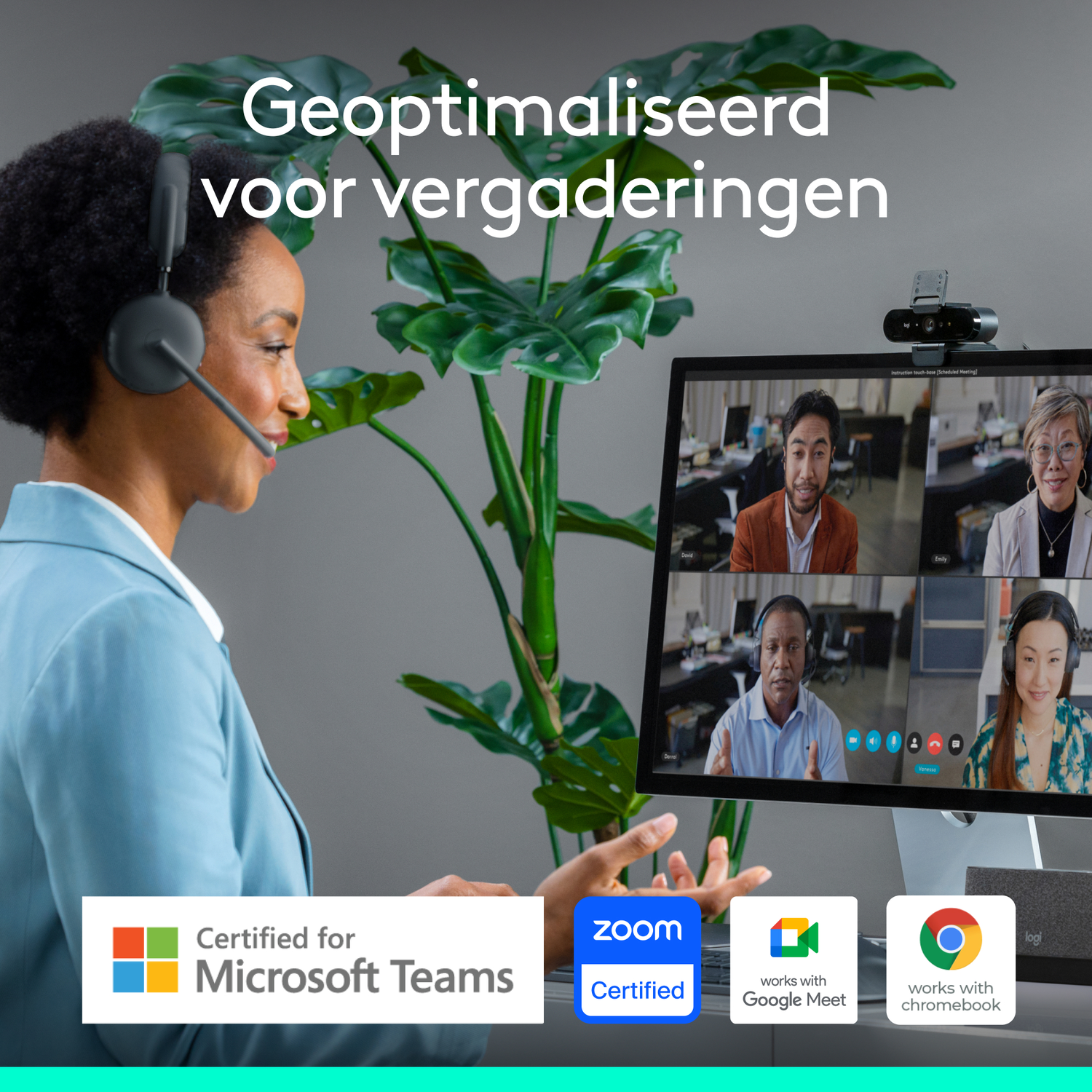 Een vrouw gebruikt een webcam tijdens een videoconferentie, met collega's op het scherm.