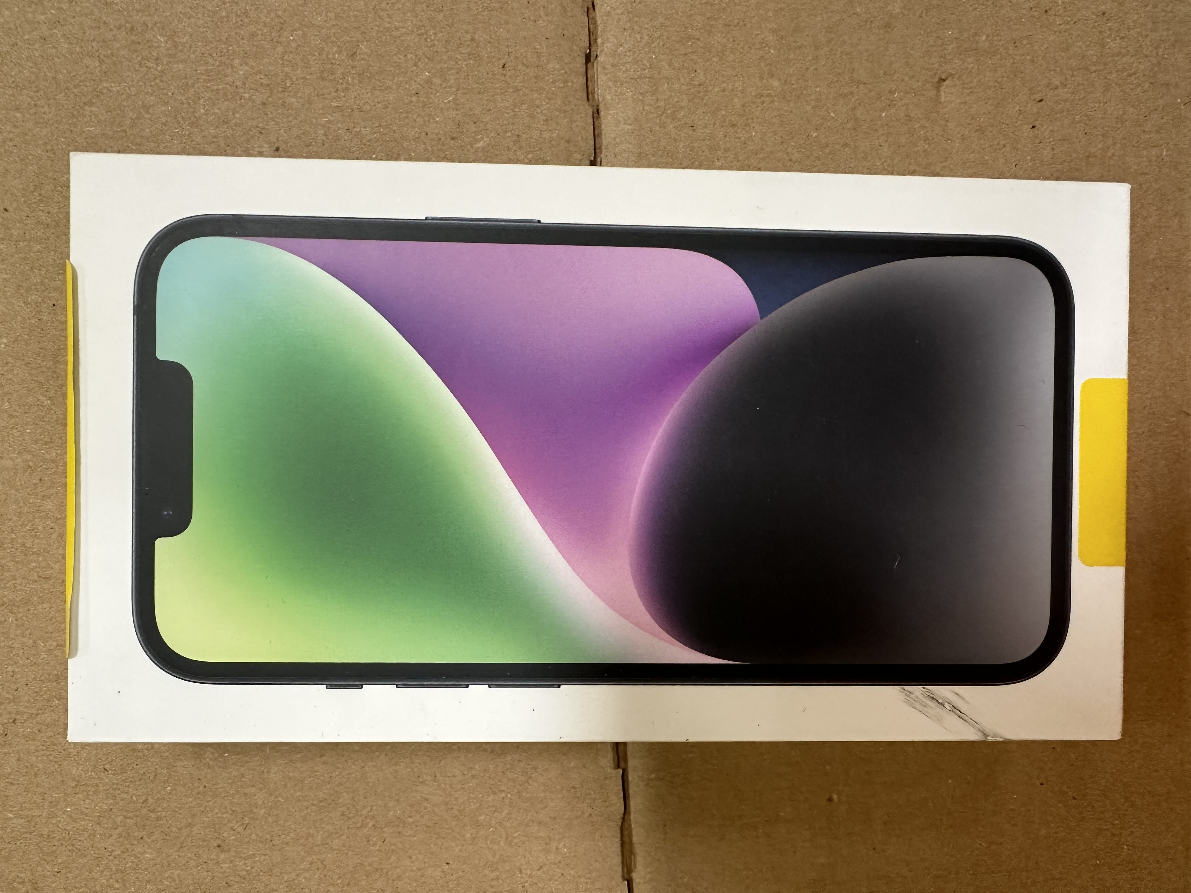 Czarny telefon z aparatem i logo Apple.