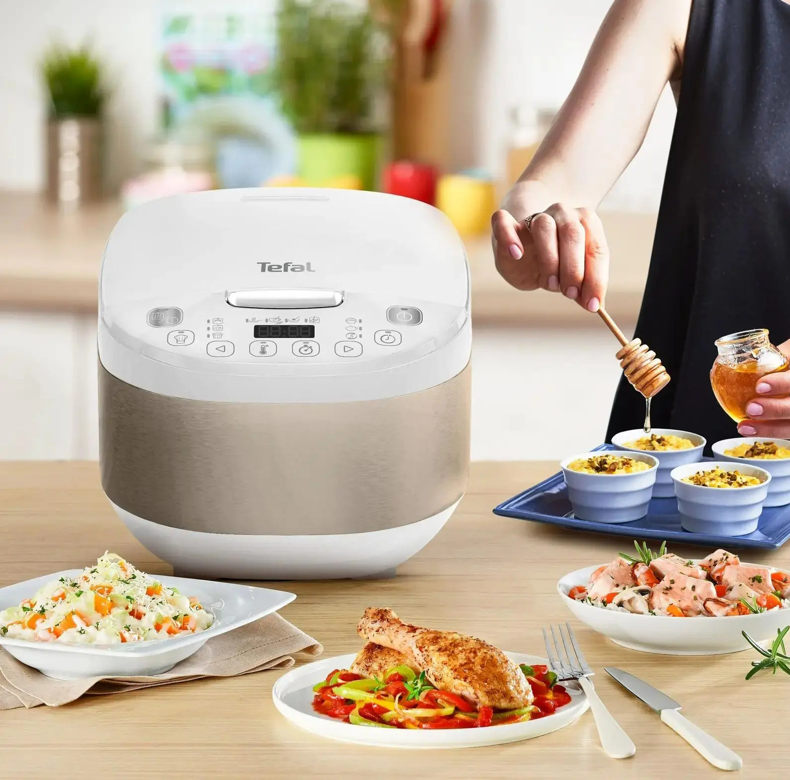 Osoba dodaje miód do deserów obok białego i złotego ryżowaru.