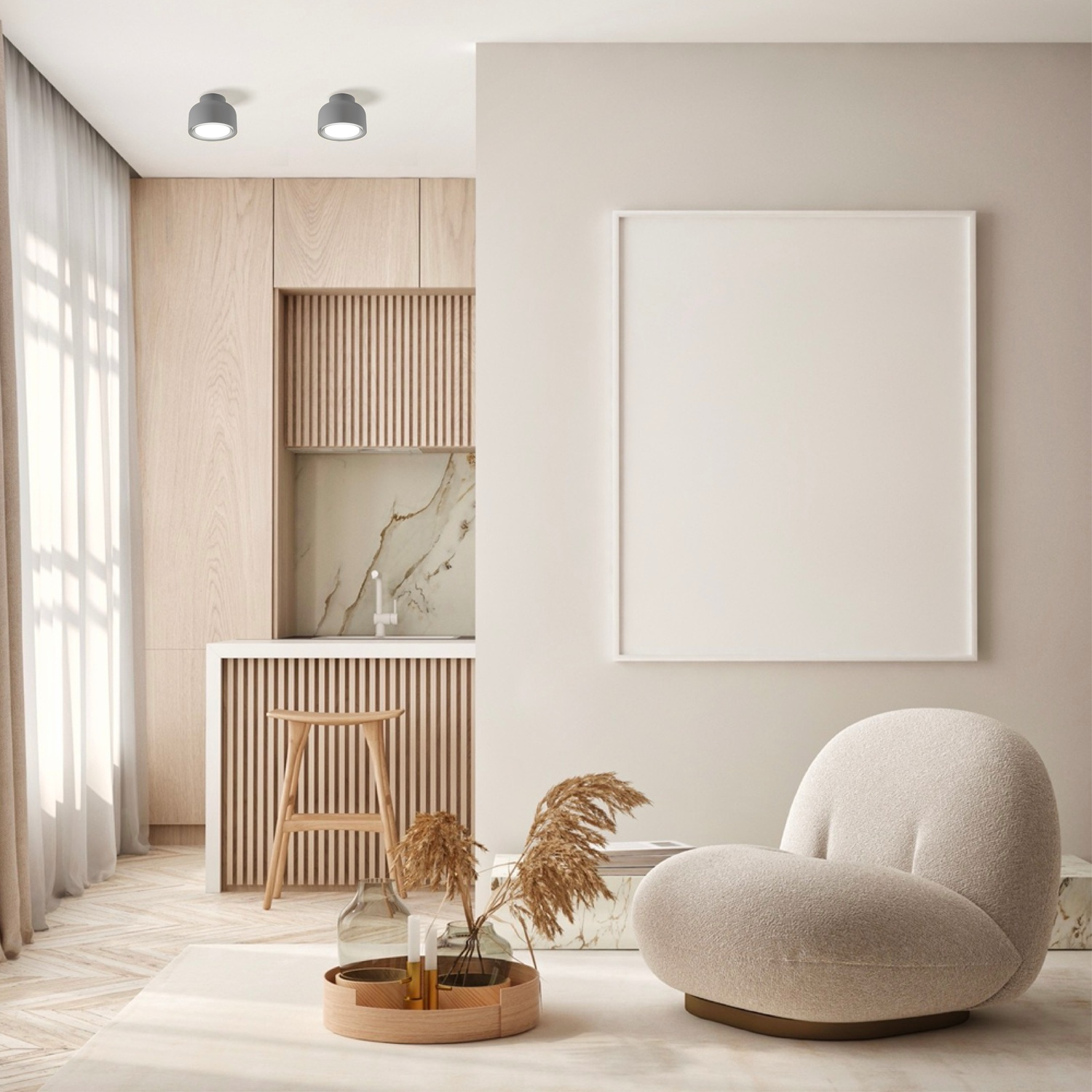Interni moderni con un poster vuoto incorniciato, una sedia, mobili da cucina e un vassoio decorativo su un tappeto.