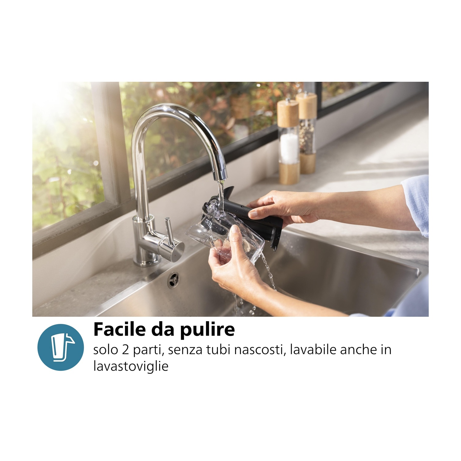 Una persona lava una parte di una macchina da caffè. Testo: Facile da pulire, lavabile in lavastoviglie.