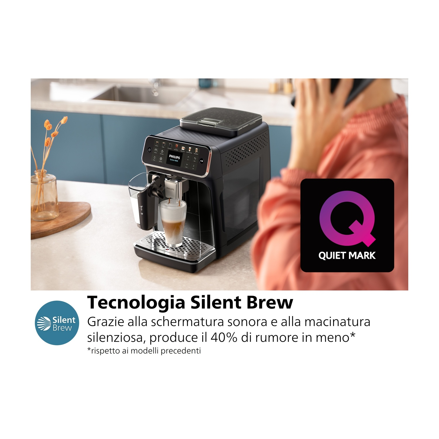 Una macchina da caffè con un latte in preparazione. Testo: Tecnologia Silent Brew. Visibile un logo Quiet Mark.