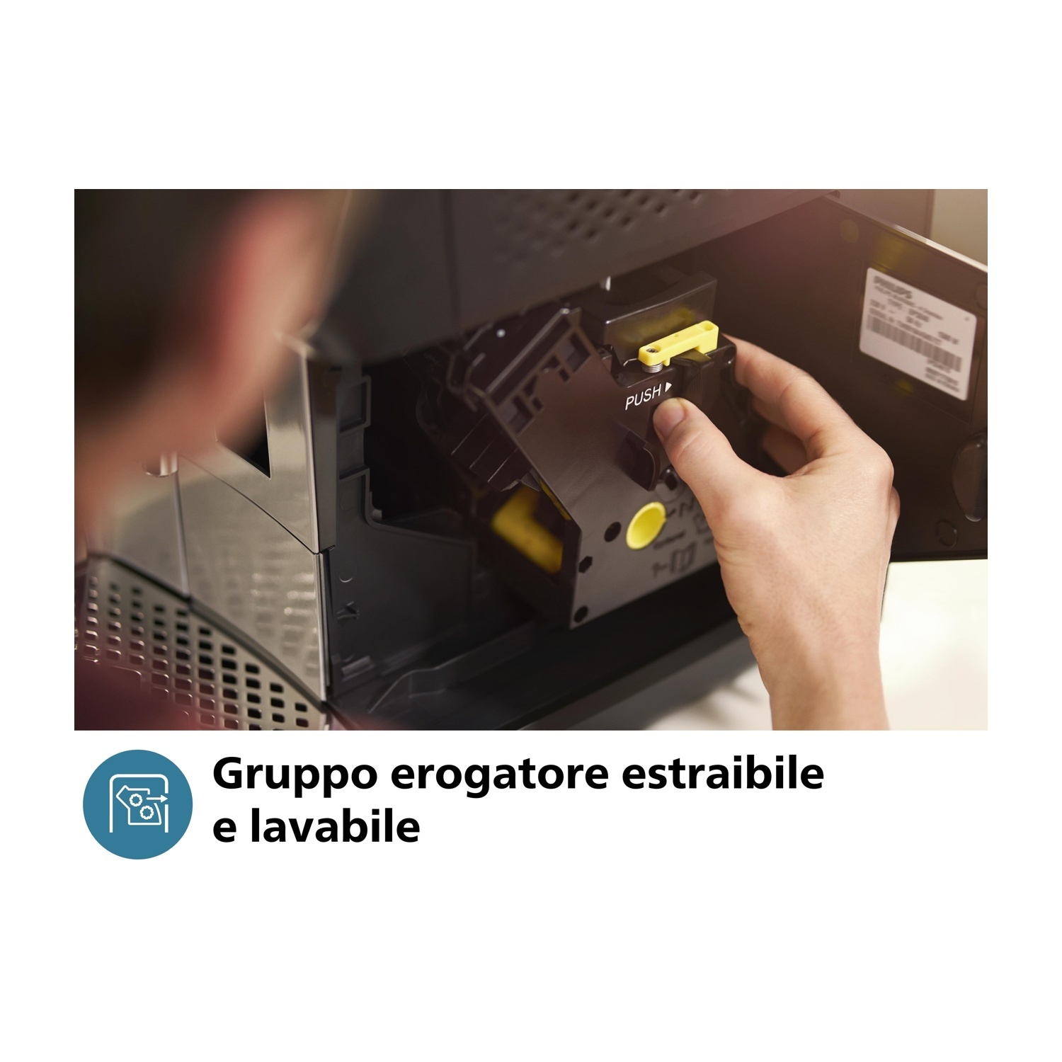 Una mano che rimuove il gruppo di erogazione della macchina da caffè. Testo in italiano: Gruppo erogatore estraibile e lavabile.
