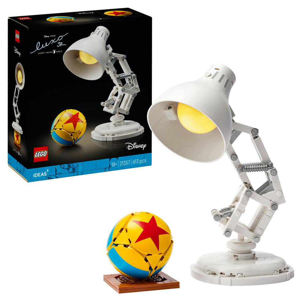 Lego-Set der Luxo Jr. Lampe, mit Ball und Box auf weißem Hintergrund.
