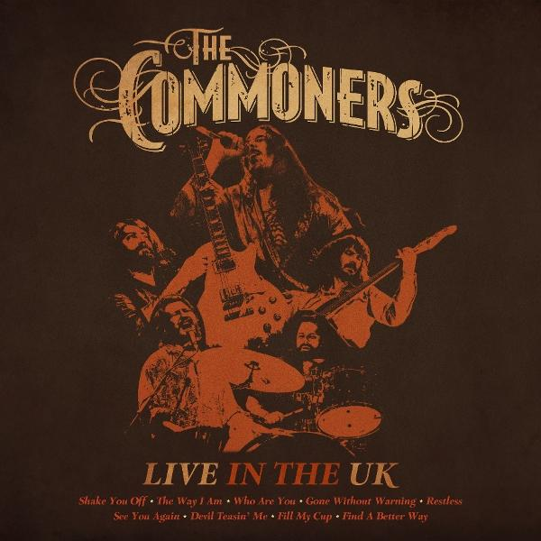 Albumcover mit einer Gruppe von Männern, die Musikinstrumente spielen, mit dem Text Live in the UK.