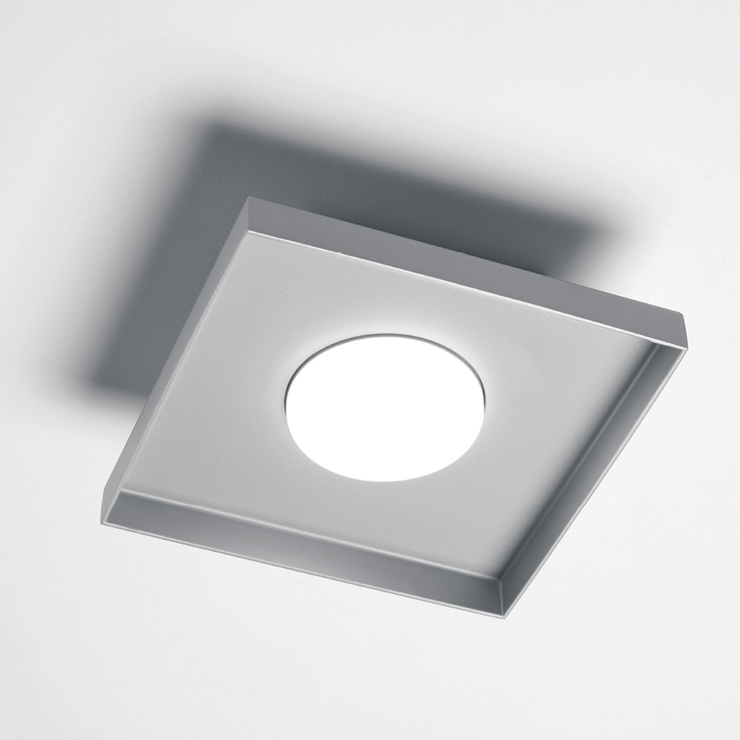 Apparecchio di illuminazione quadrato grigio, sfondo bianco.