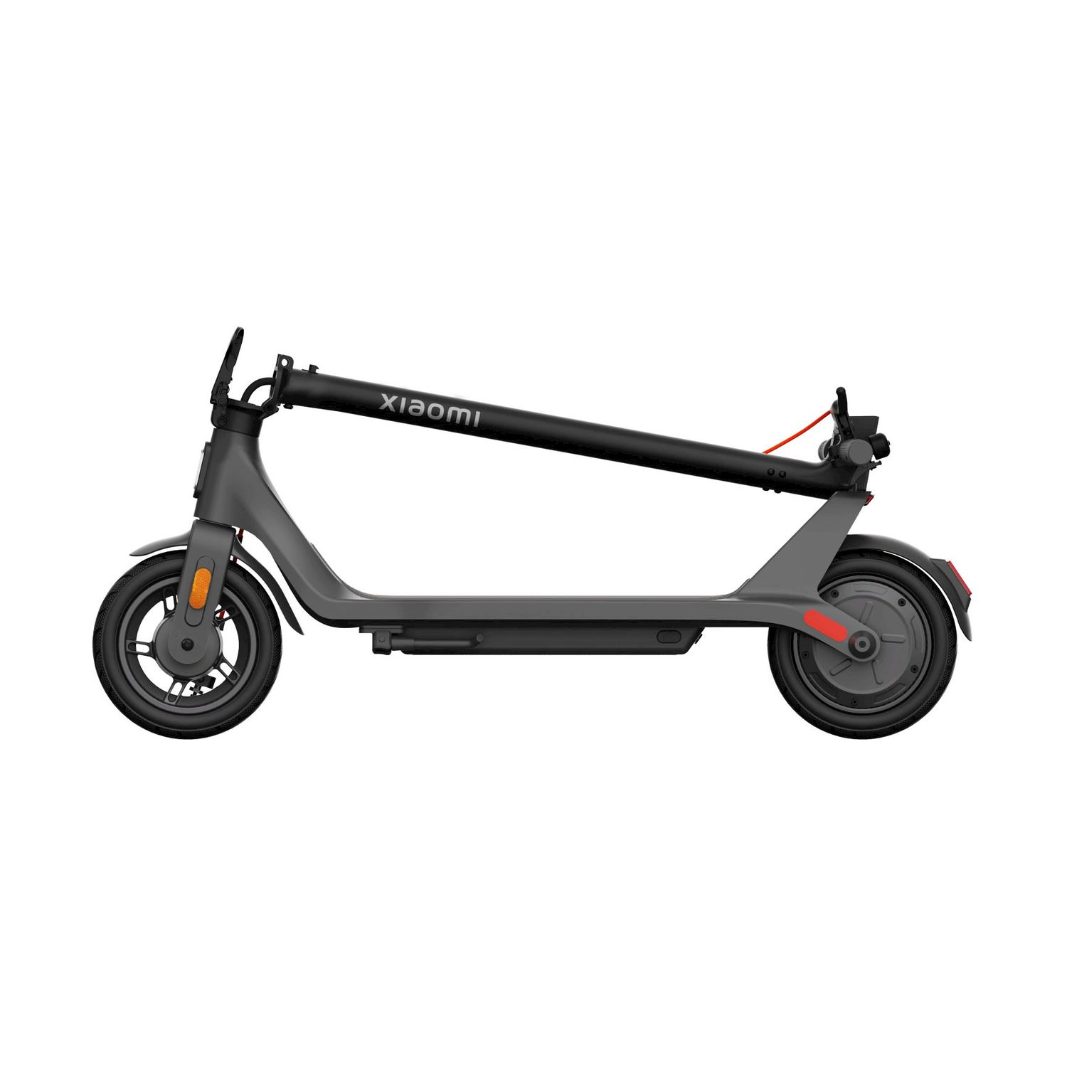 Scooter elettrico Xiaomi nero piegato su sfondo bianco. Il logo Xiaomi è visibile.