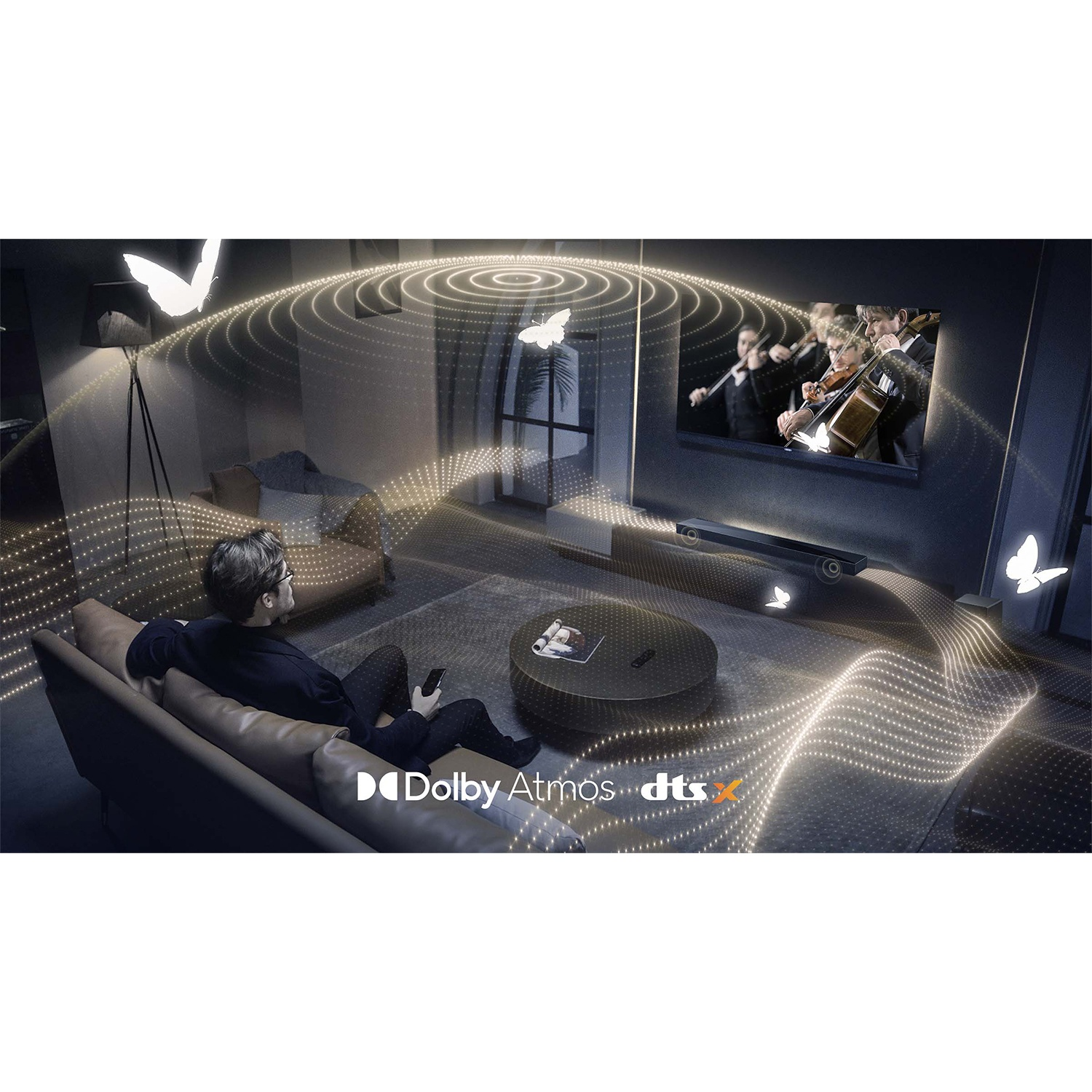 Uomo guarda la TV con una soundbar. Farfalle e scie luminose illustrano il suono.