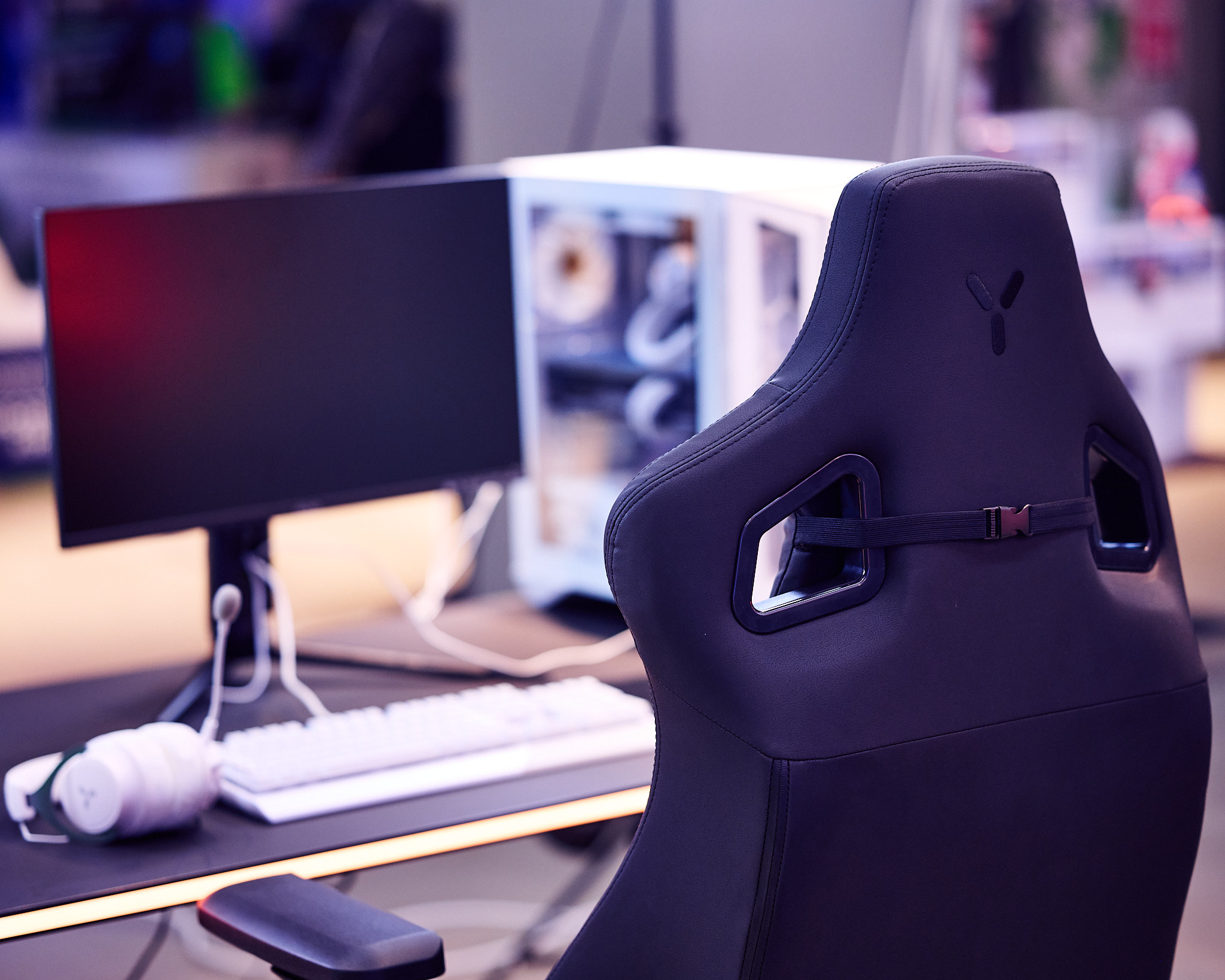 Chaise gaming avec moniteur, clavier et PC.